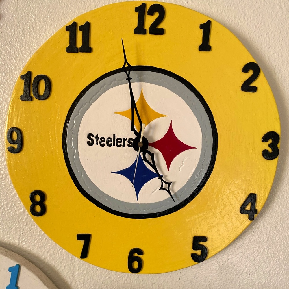 Reloj de pared con logo pintado a mano